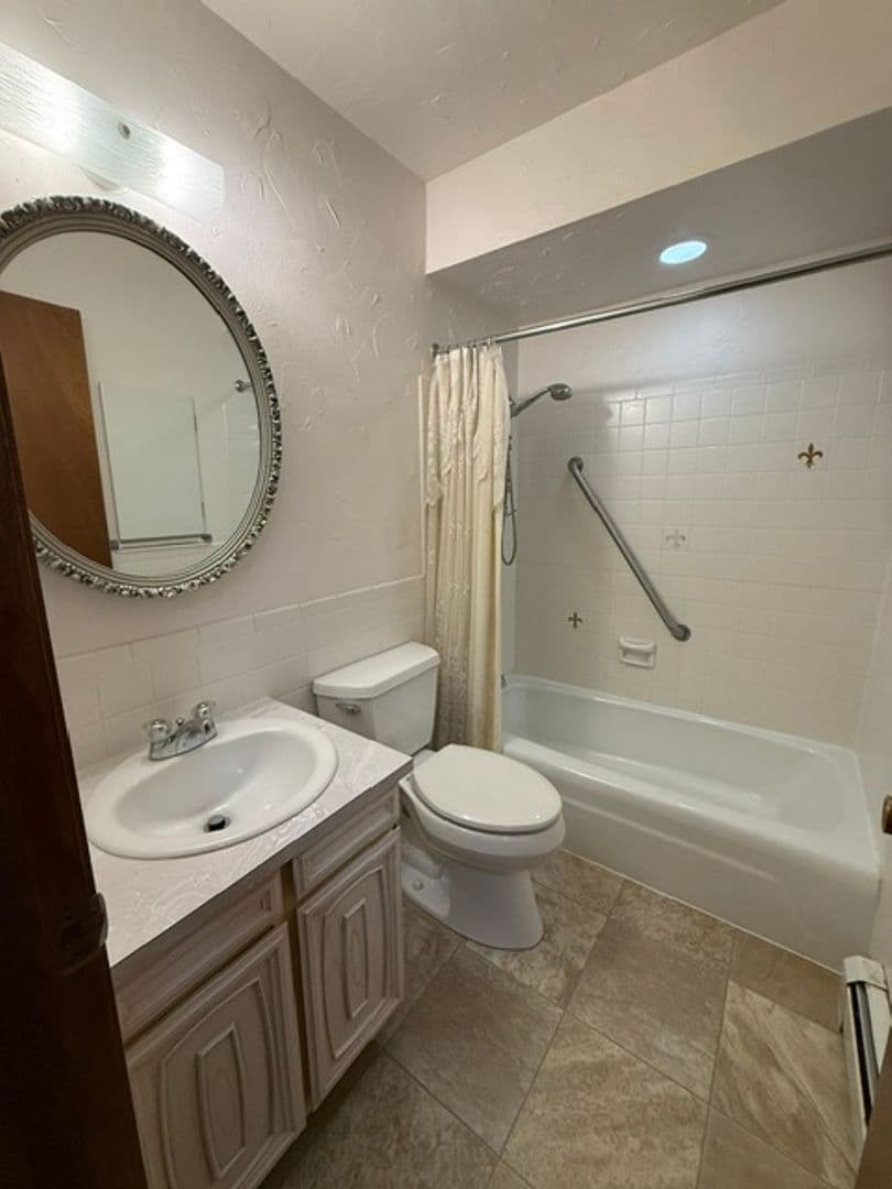 New Holstein Apartment: 1700 Jackson St