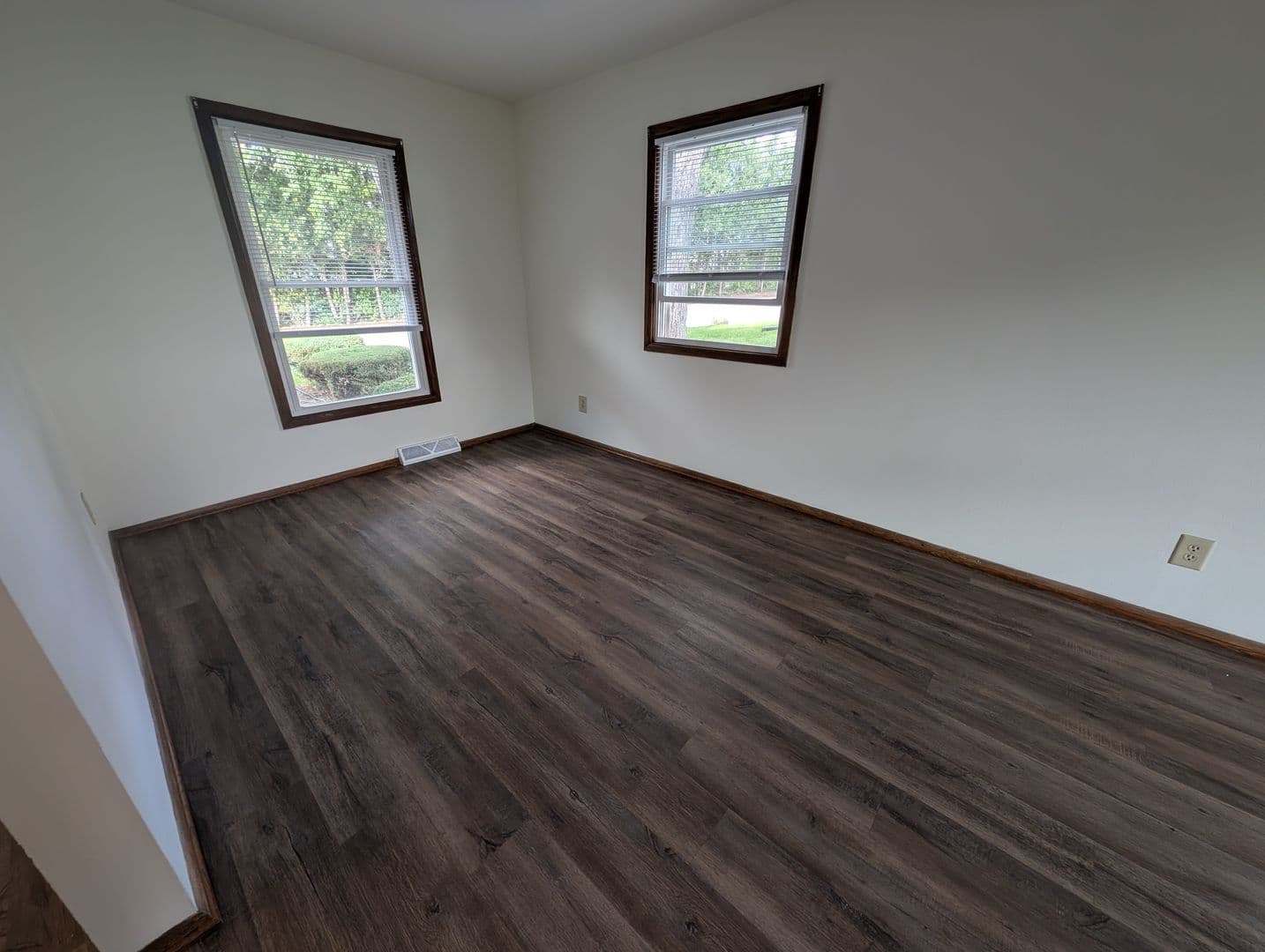Brookfield Apartment: 1345 Dover Place