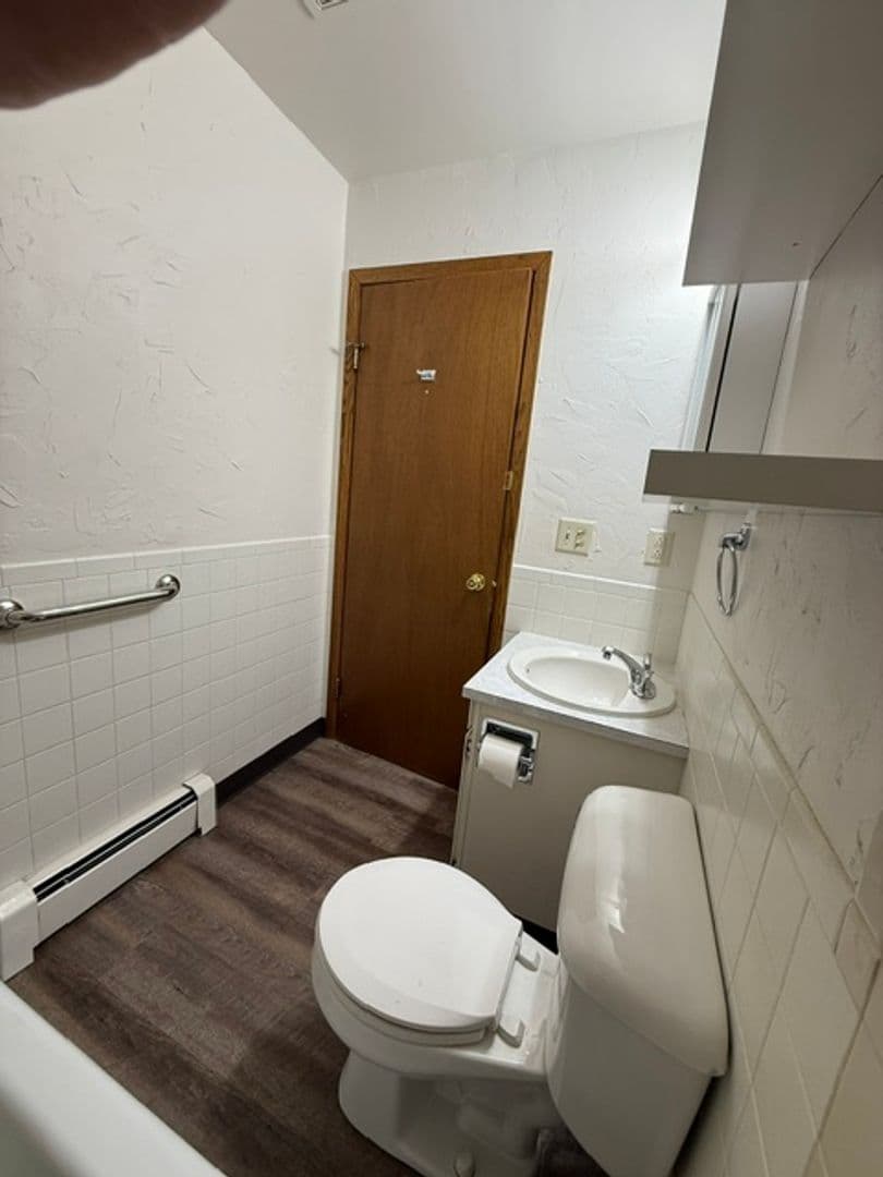 New Holstein Apartment: 1700 Jackson St