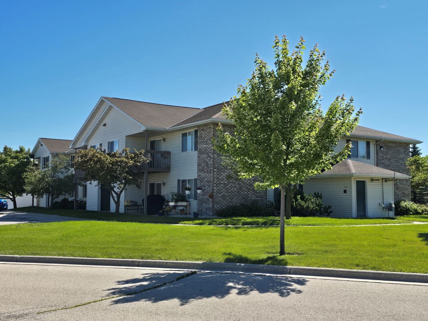 Plymouth Apartment: 225 S River Blvd