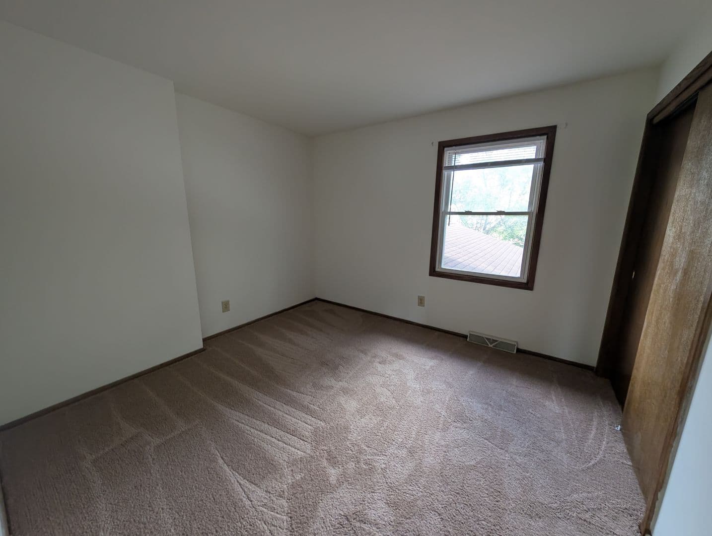 Brookfield Apartment: 1345 Dover Place