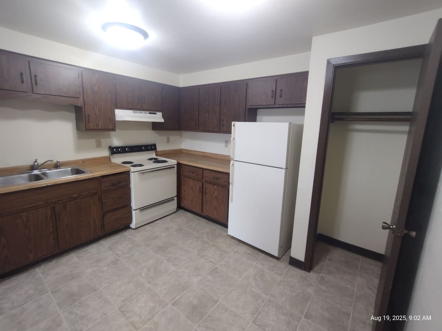 Green Bay Apartment: 1398 Kingston Terrace