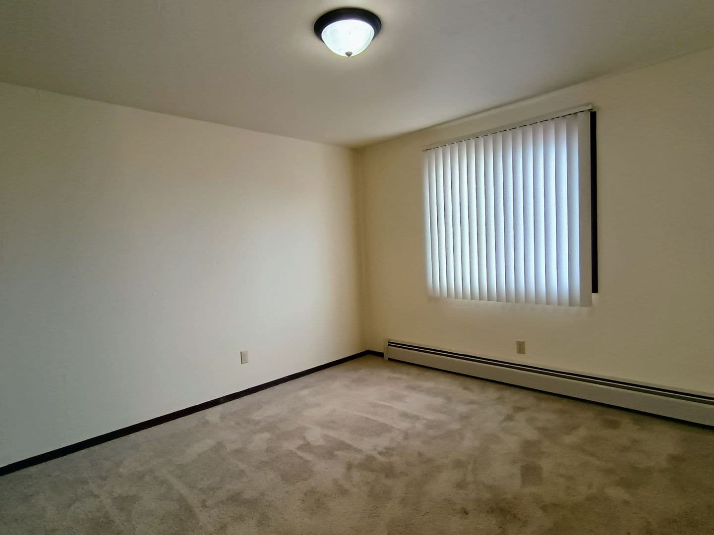 Green Bay Apartment: 1398 Kingston Terrace