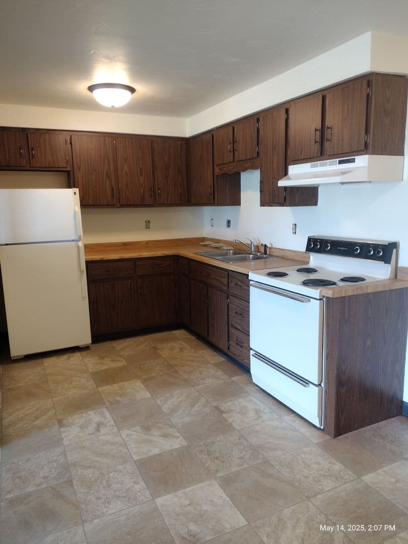 Green Bay Apartment: 1398 Kingston Terrace