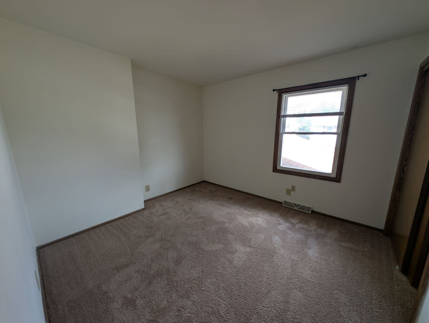 Brookfield Apartment: 1345 Dover Place