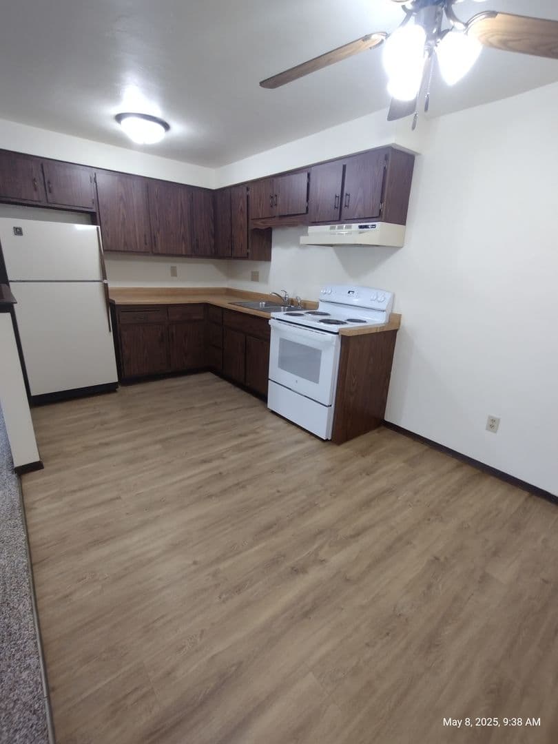 Green Bay Apartment: 1398 Kingston Terrace