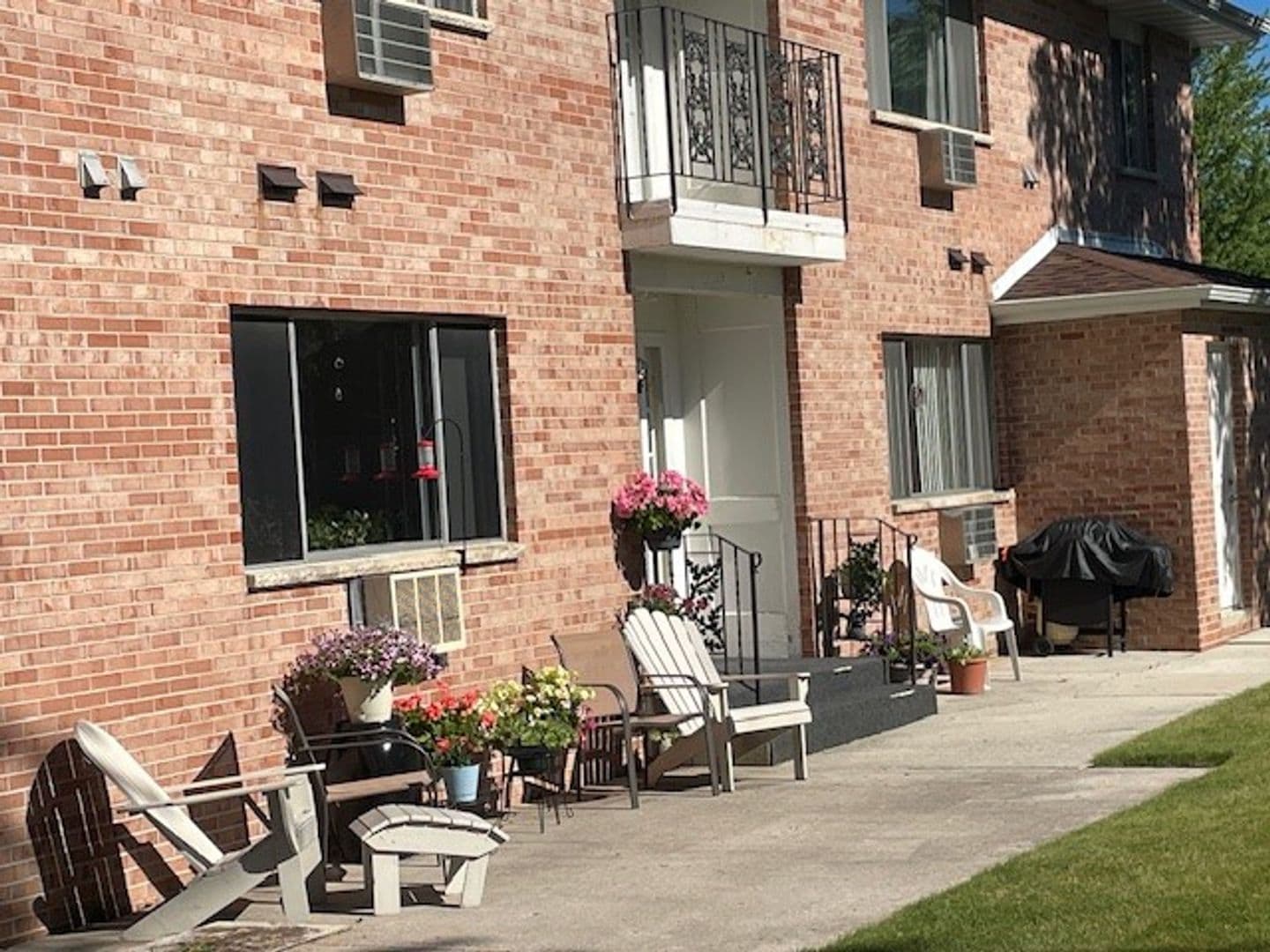 New Holstein Apartment: 1700 Jackson St