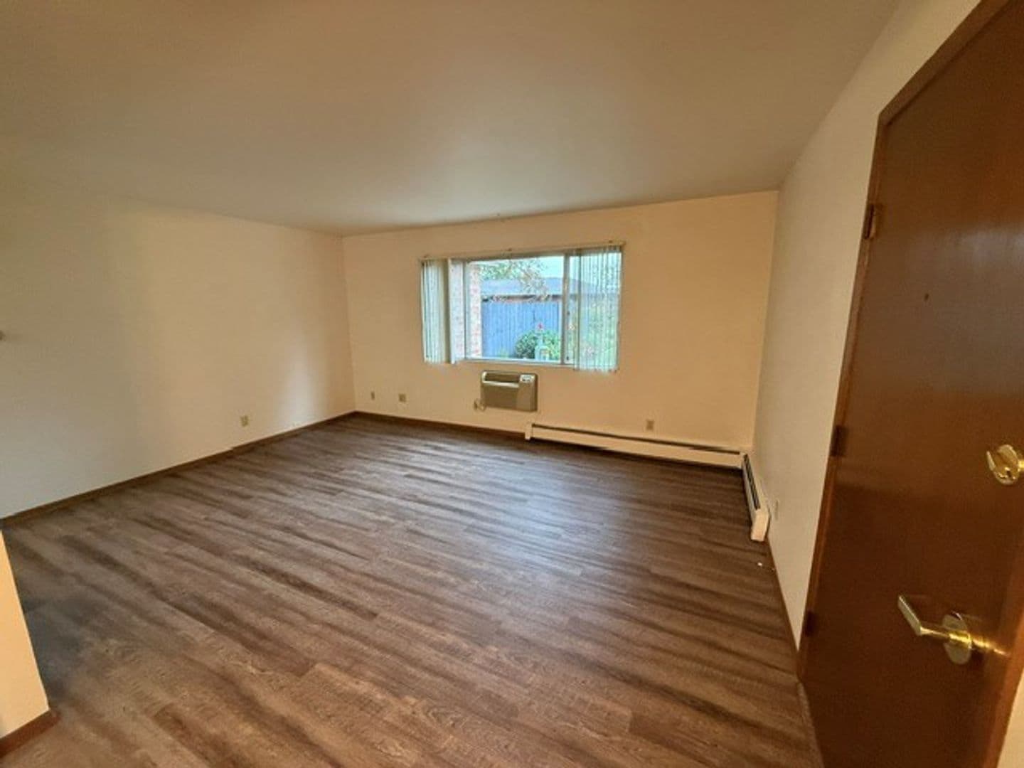 New Holstein Apartment: 1700 Jackson St