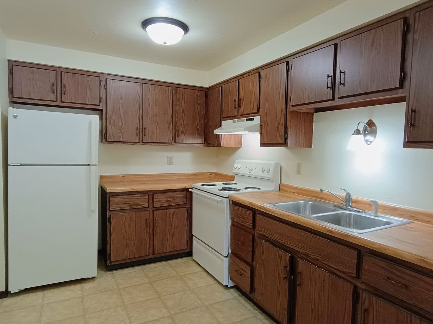 Green Bay Apartment: 1398 Kingston Terrace
