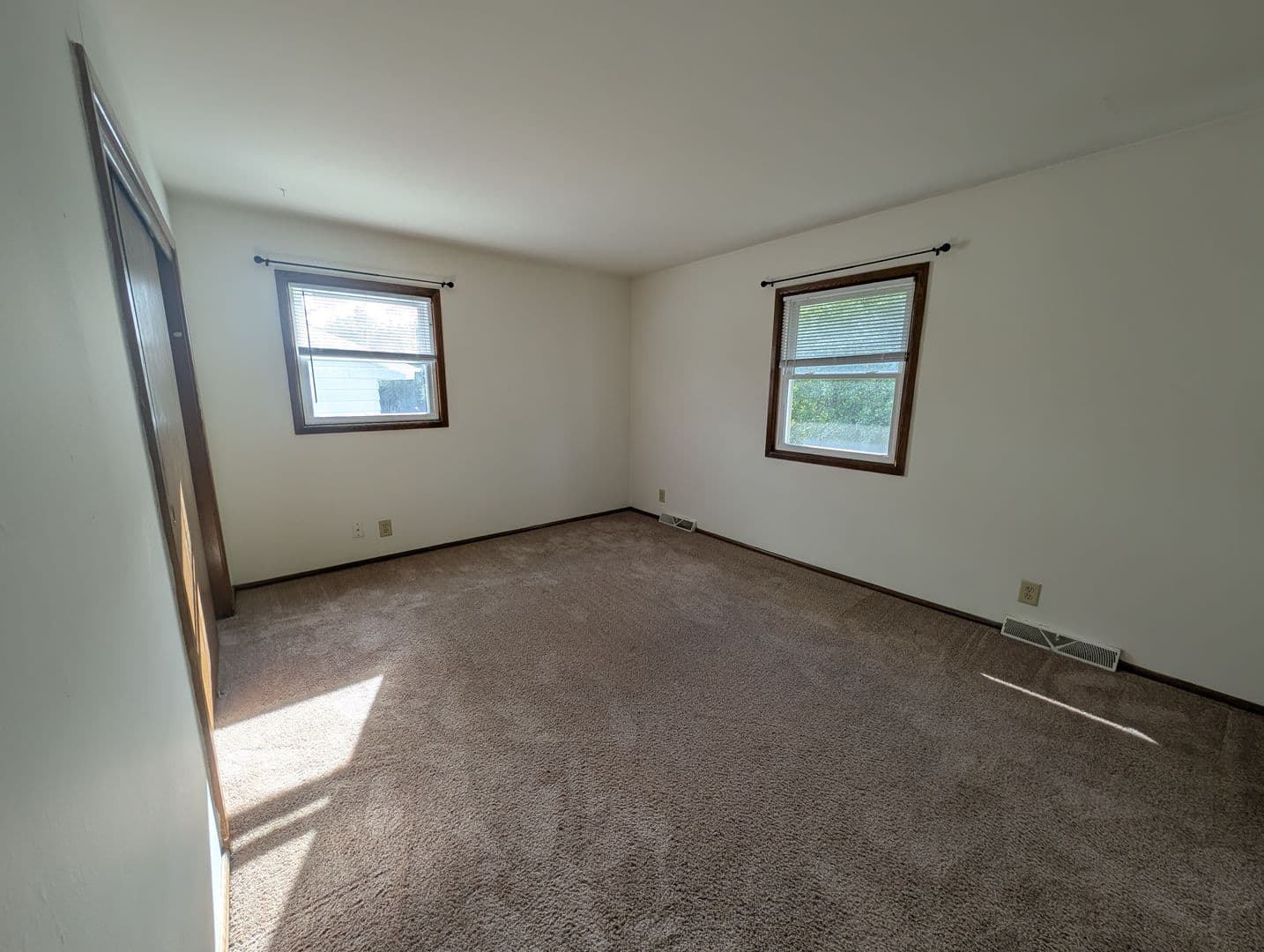 Brookfield Apartment: 1345 Dover Place