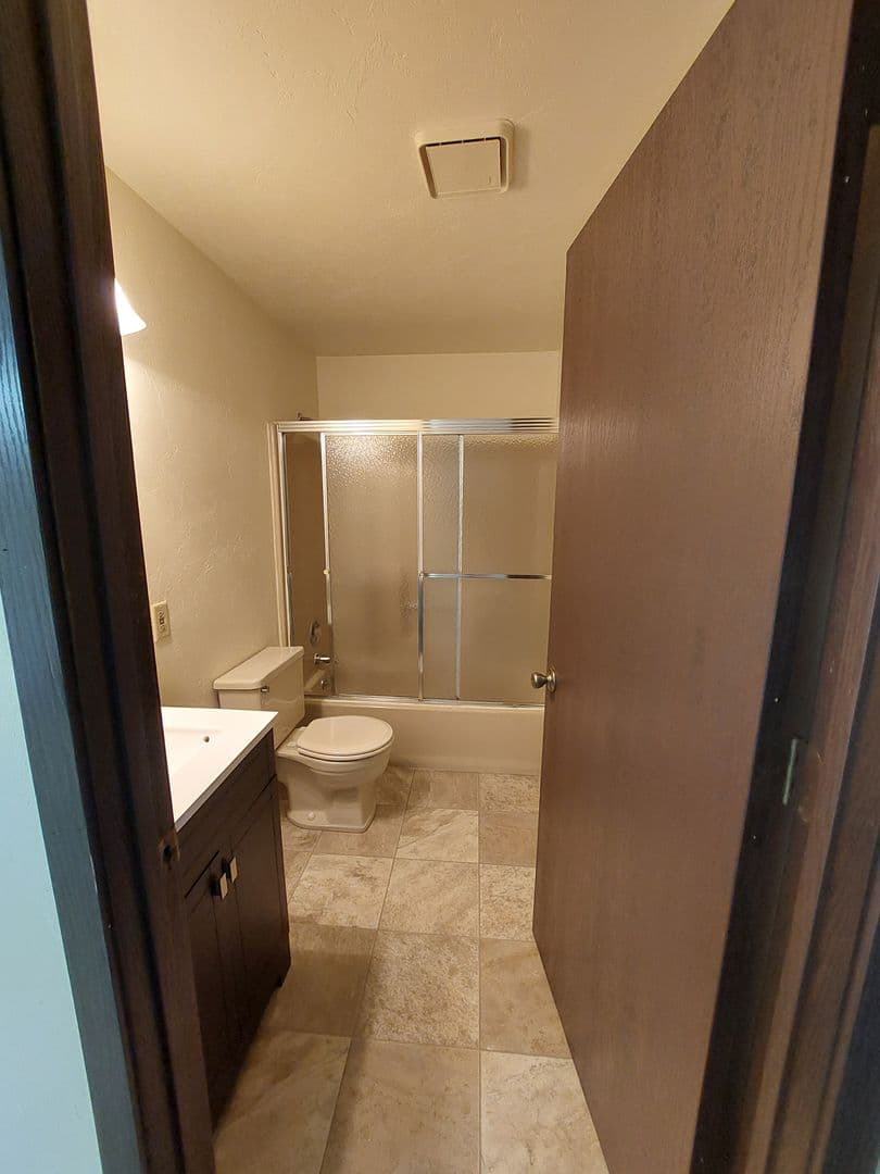 Green Bay Apartment: 1398 Kingston Terrace