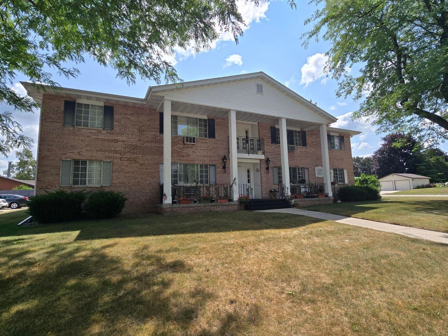 New Holstein Apartment: 1700 Jackson St