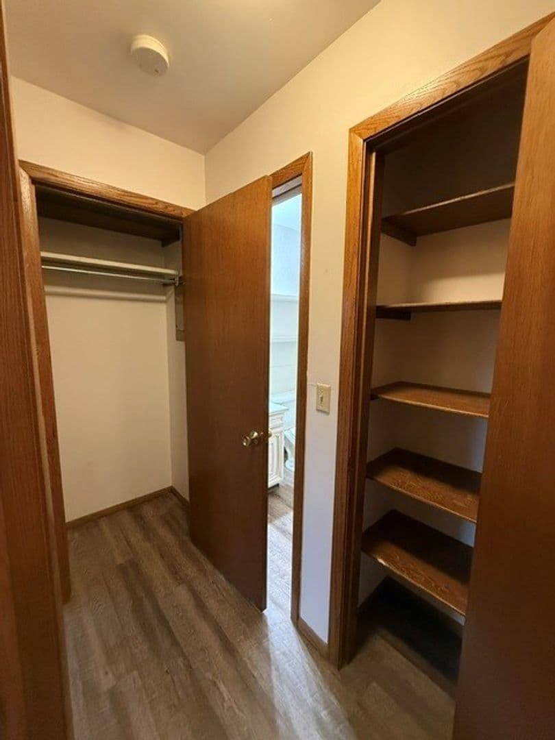 New Holstein Apartment: 1700 Jackson St