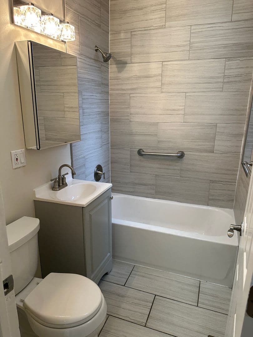 Chicago Apartment: 3420-24 W Waveland Ave