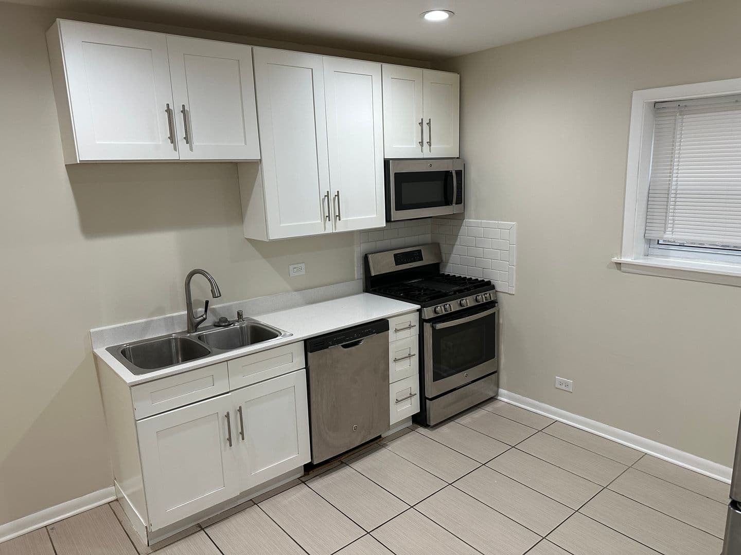 Chicago Apartment: 3420-24 W Waveland Ave