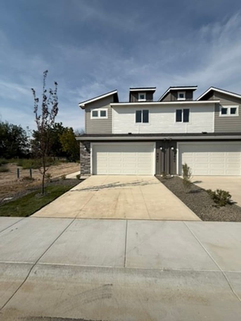Wilder Apartment: 560 Desert Rose Ave