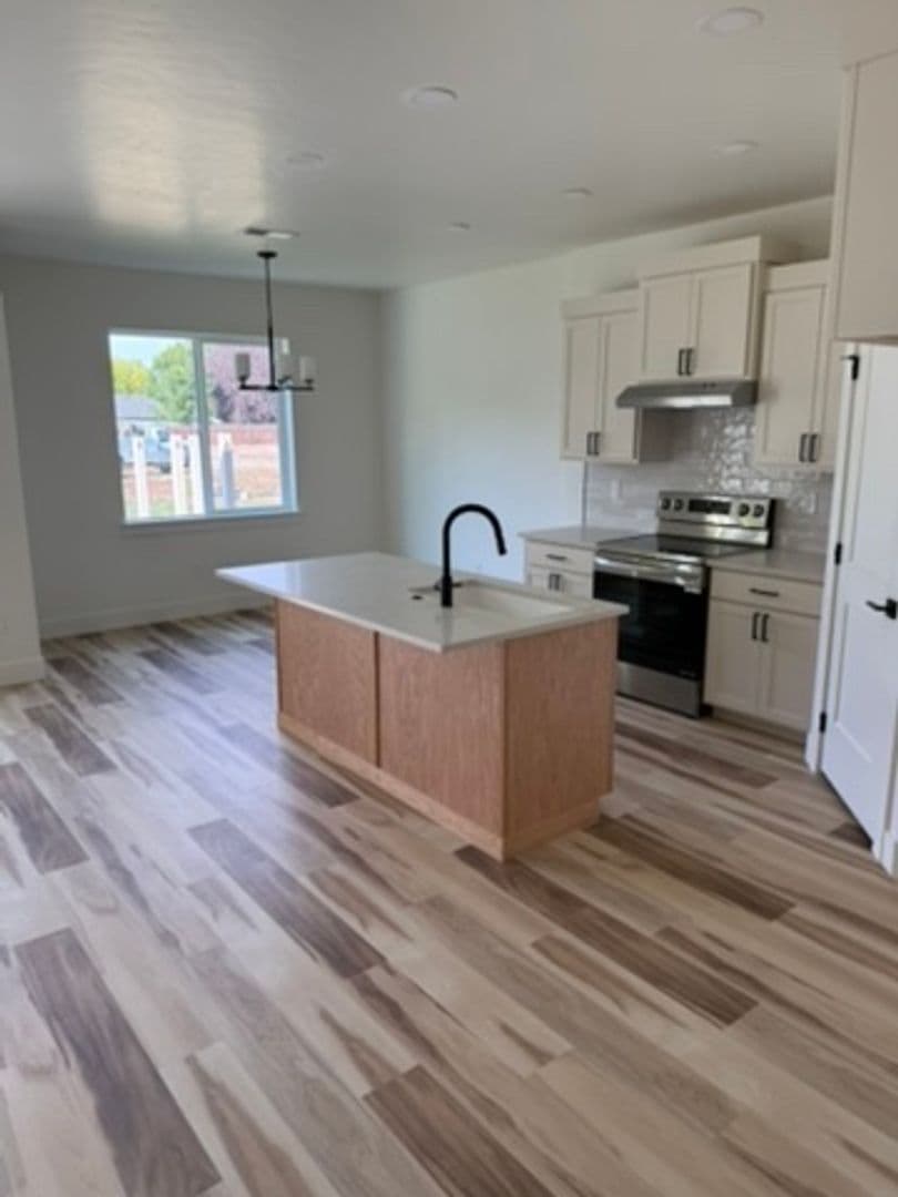 Wilder Apartment: 560 Desert Rose Ave