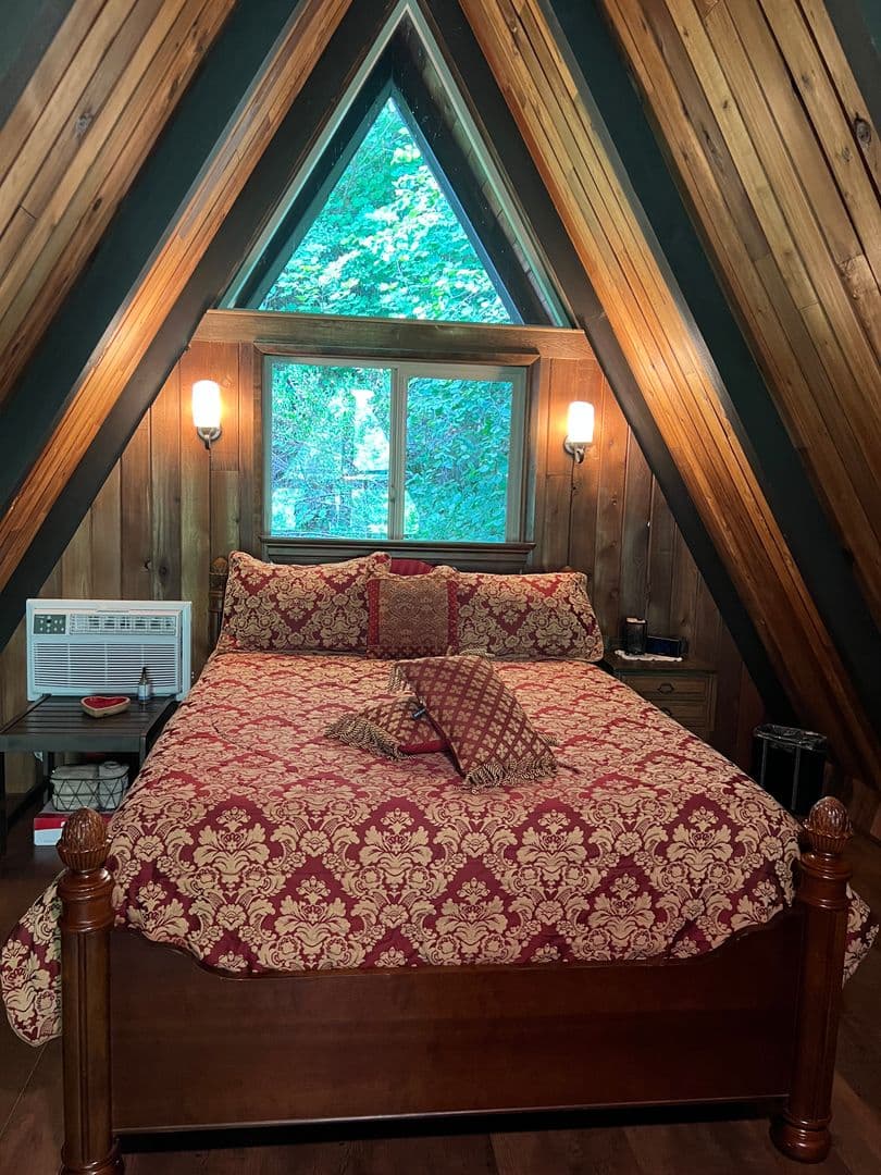 Yamhill House: 15301 NW Moores Valley Rd