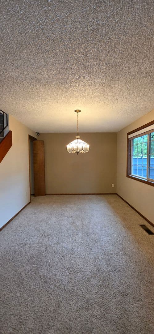 McMinnville House: 1110 NW Springwood Lane