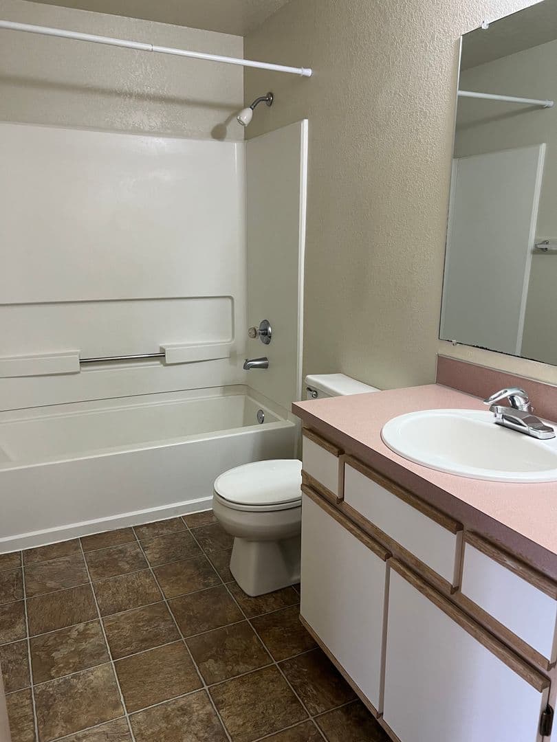McMinnville Apartment: Multiple addresses  (see Unit)