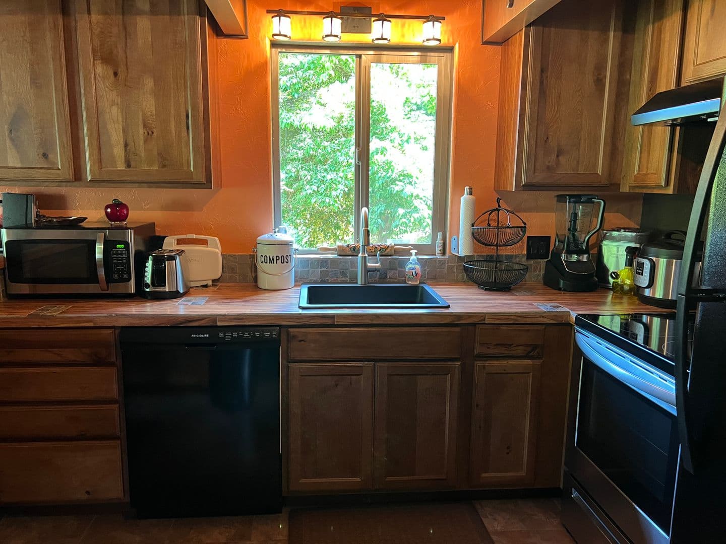Yamhill House: 15301 NW Moores Valley Rd