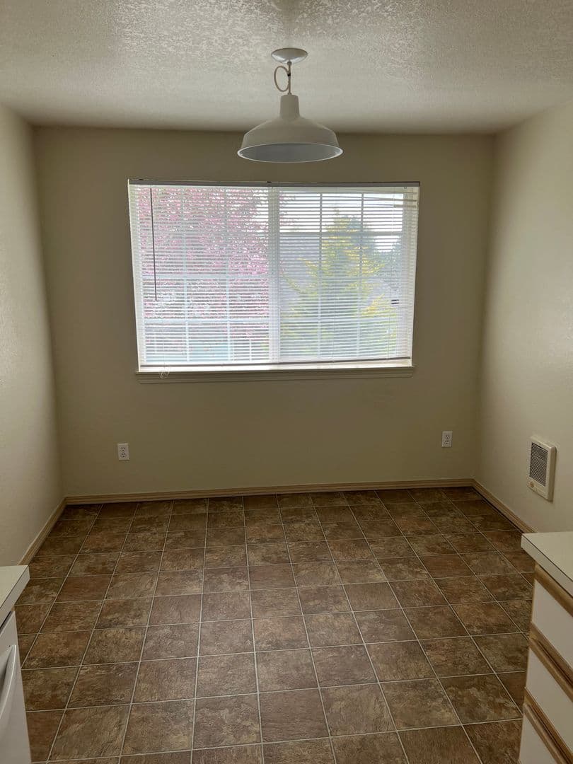 McMinnville Apartment: Multiple addresses  (see Unit)