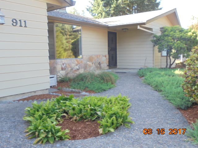 McMinnville House: 911 NW Oakwood Circle
