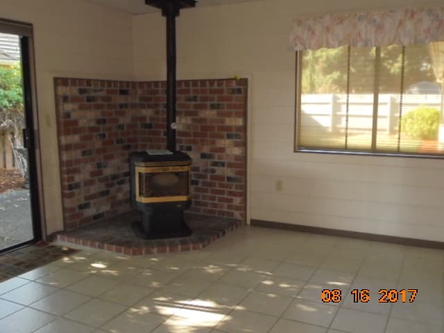 McMinnville House: 911 NW Oakwood Circle