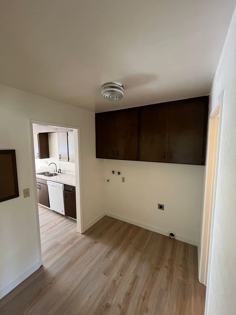 Milton Freewater Apartment: 701 - 723 NE 6th Ct.