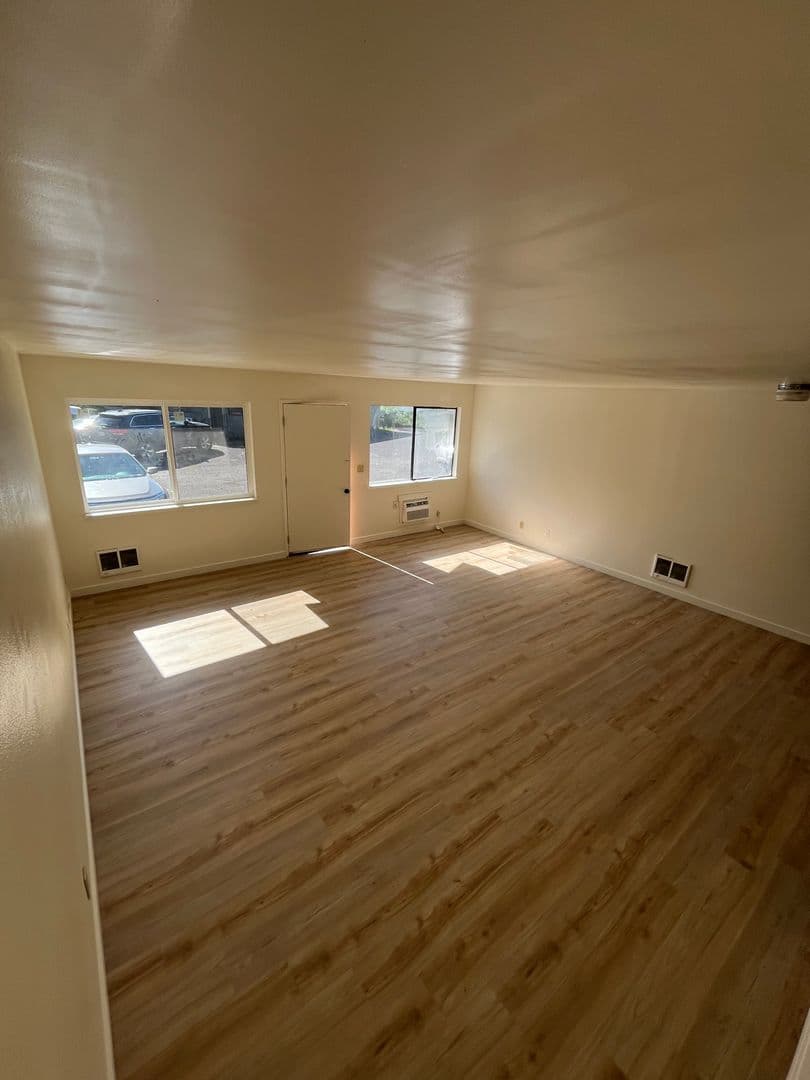 Milton Freewater Apartment: 701 - 723 NE 6th Ct.