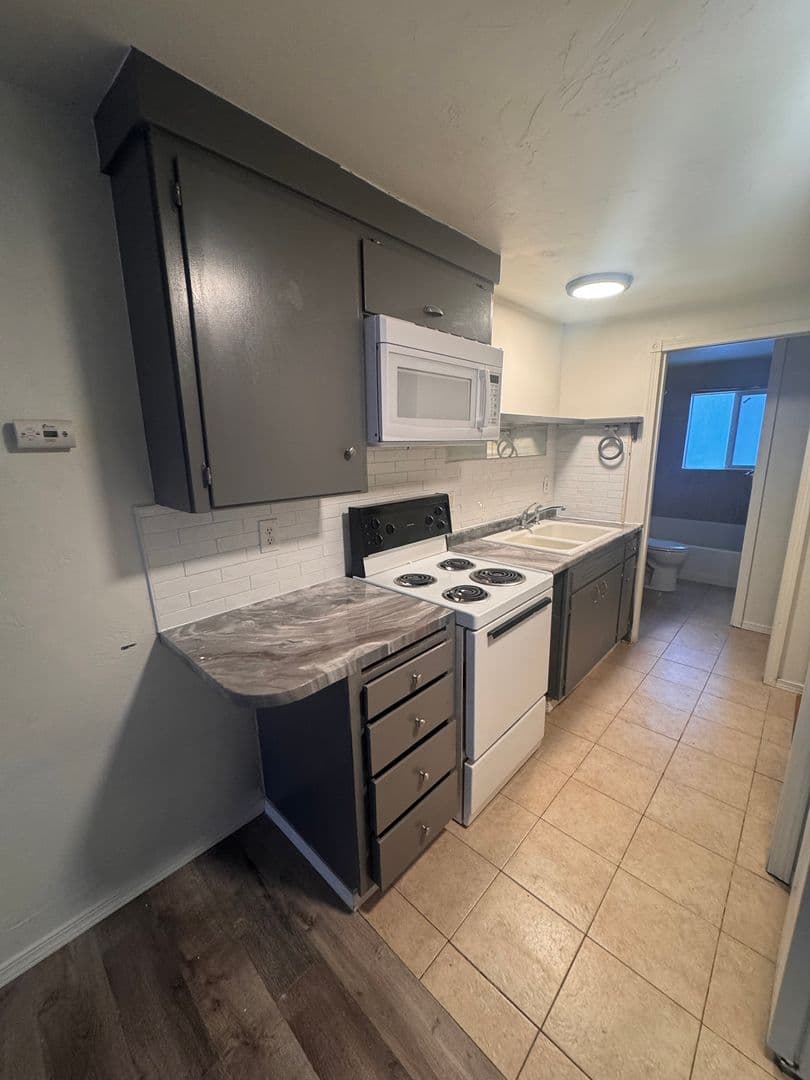 College Place Apartment: 441-459 SE 12th St