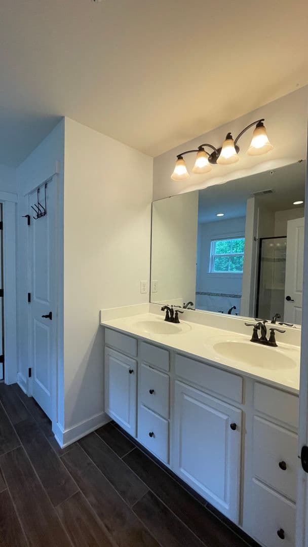 Dumfries House: 2309 Harmsworth Dr