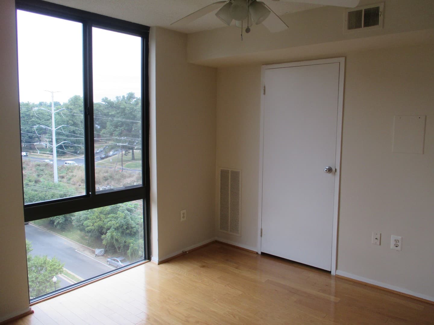 Arlington Condo: 4500 S. Four Mile Run Dr #704