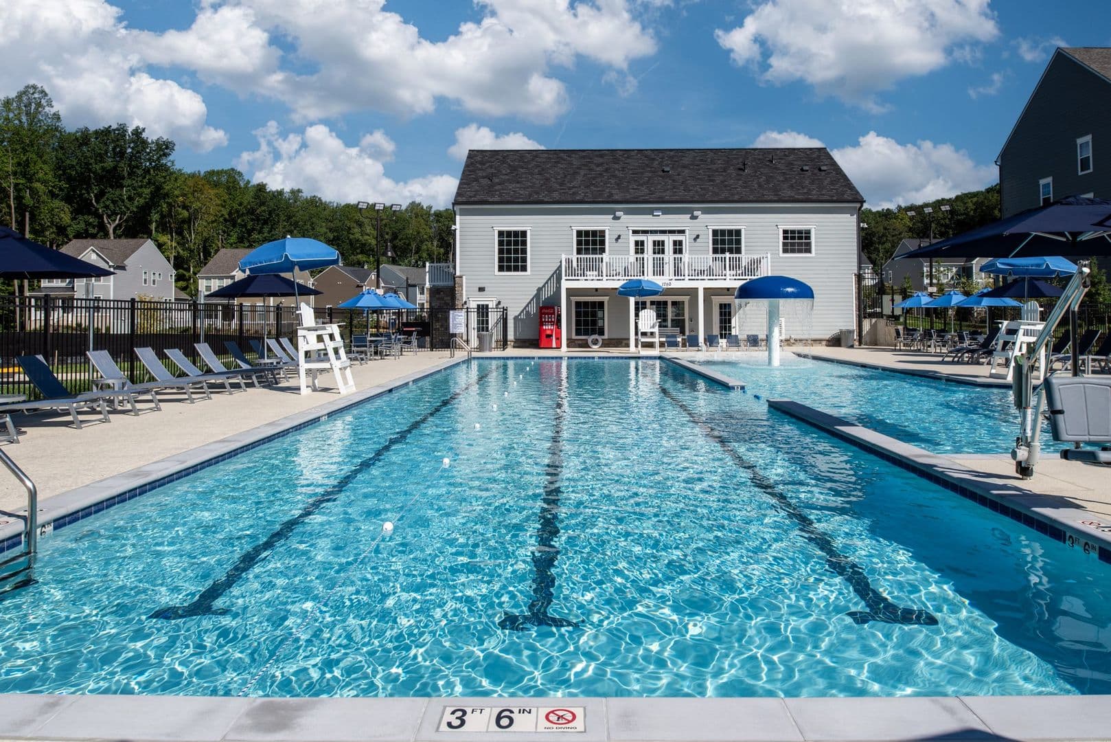 Dumfries House: 2309 Harmsworth Dr
