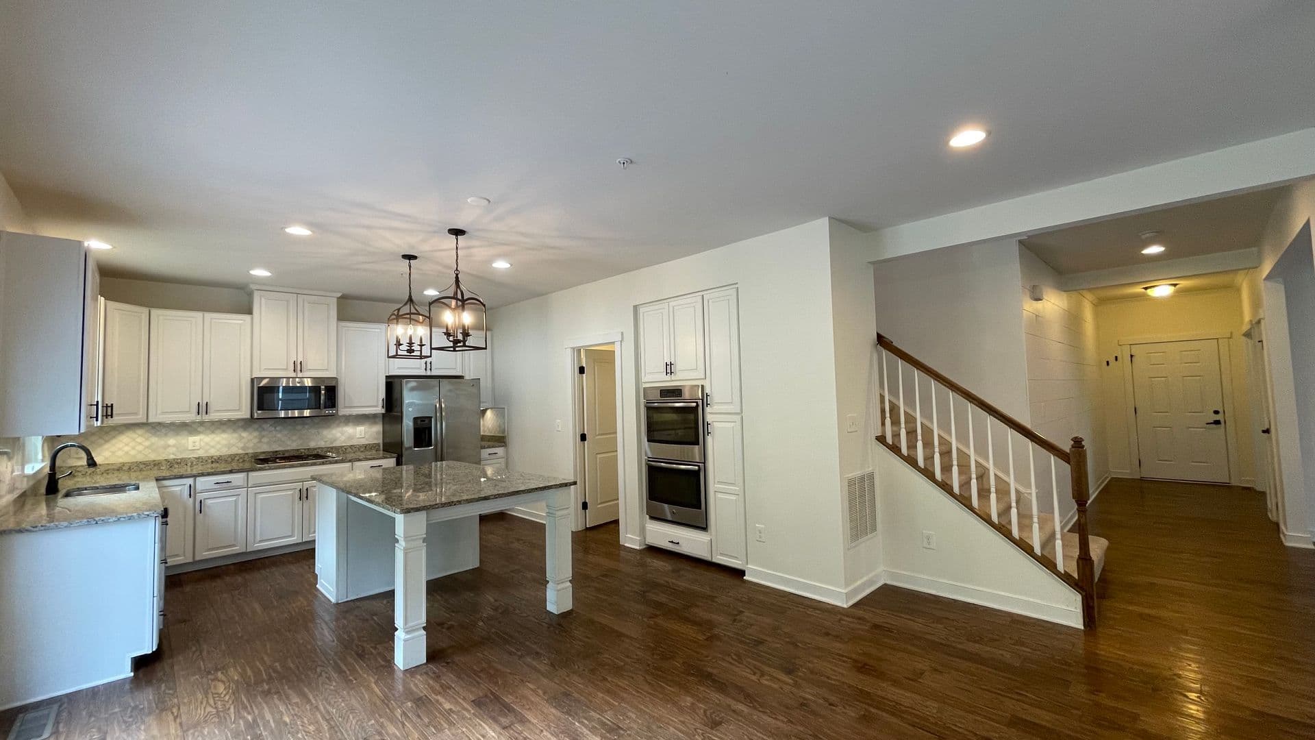Dumfries House: 2309 Harmsworth Dr