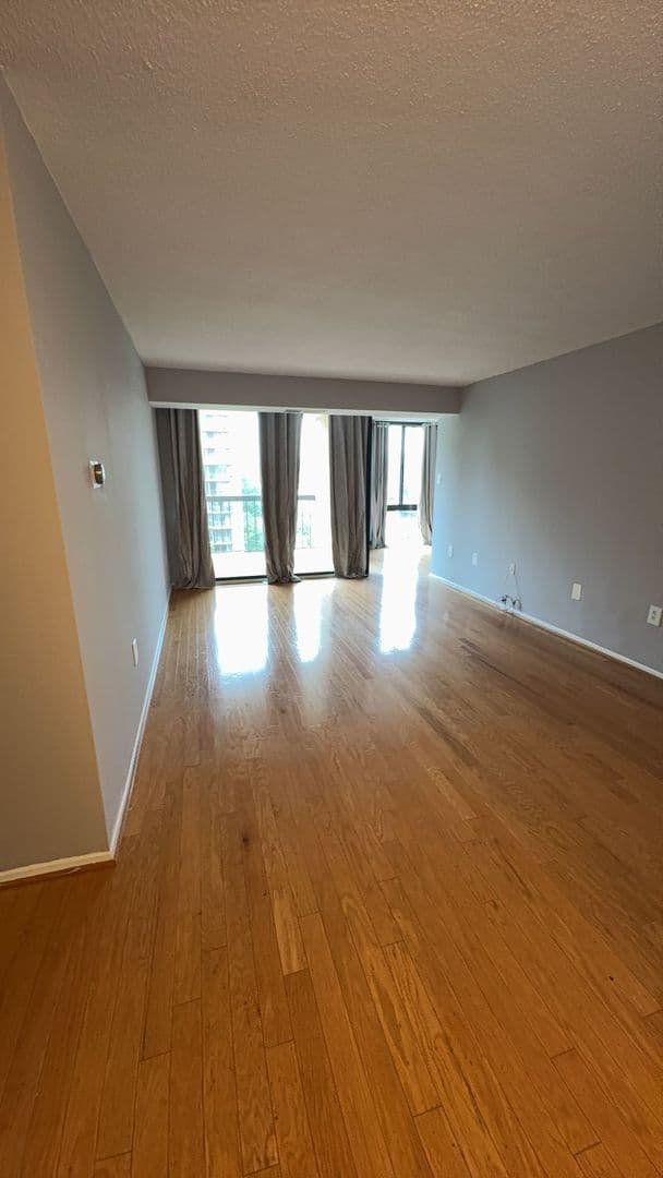 Arlington Condo: 4500 S. Four Mile Run Dr #704
