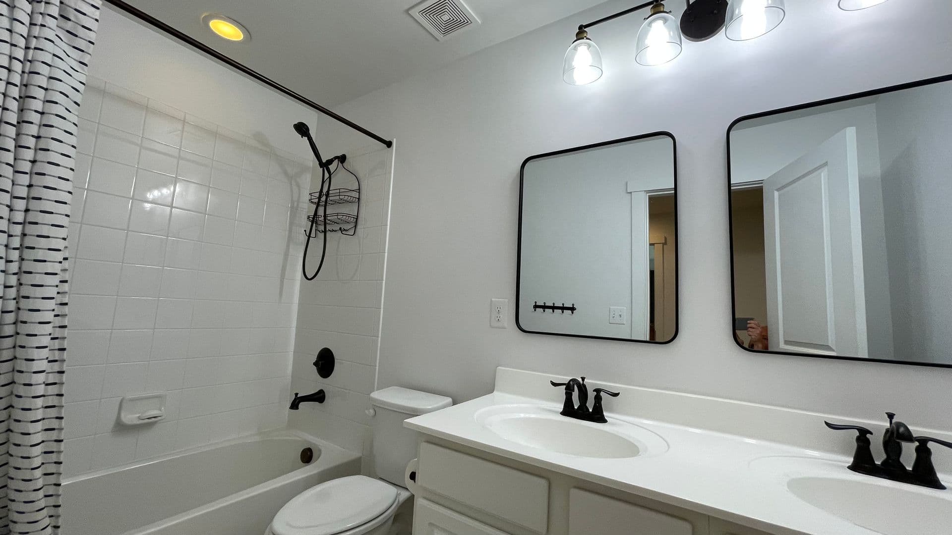 Dumfries House: 2309 Harmsworth Dr