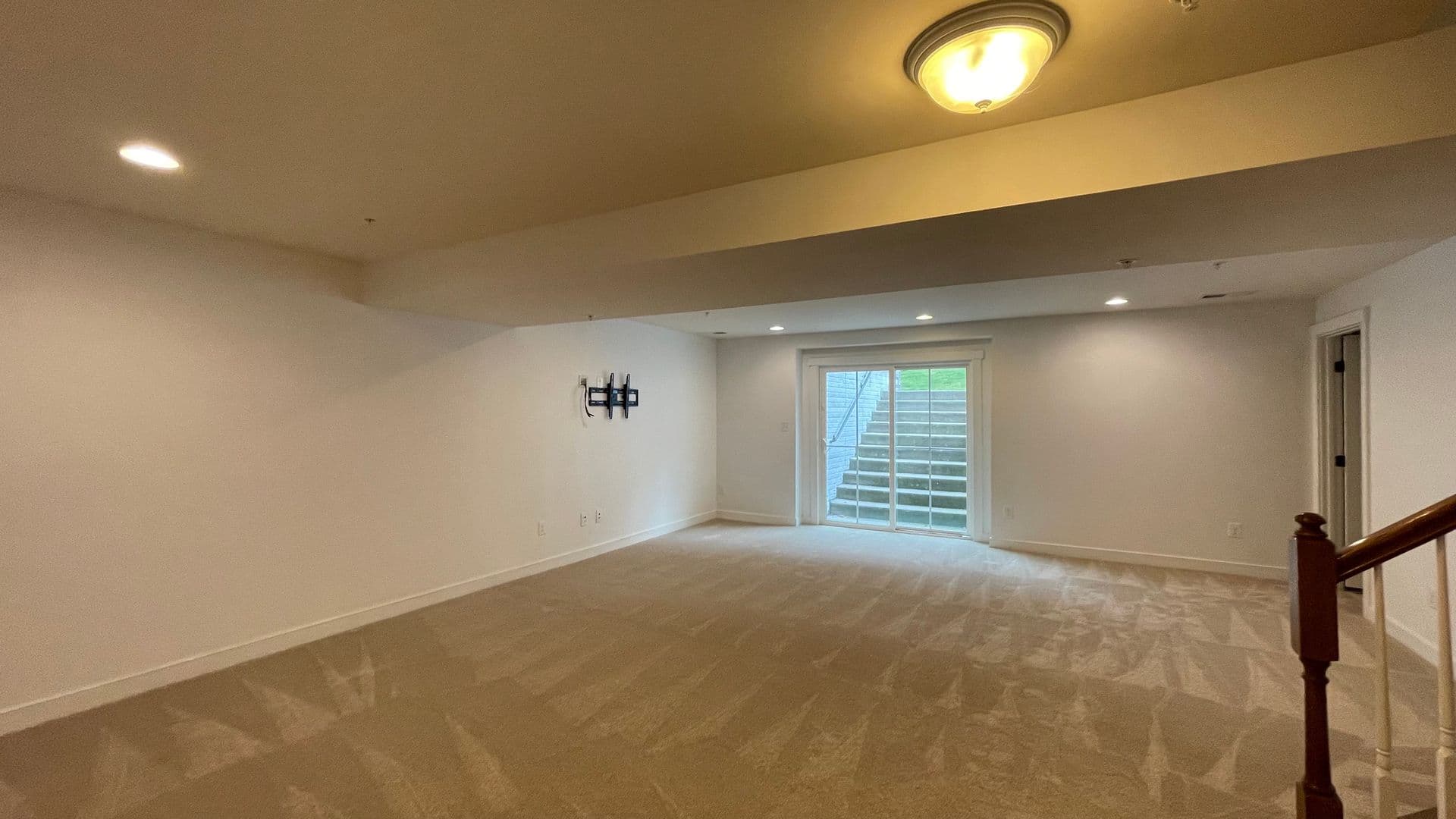 Dumfries House: 2309 Harmsworth Dr