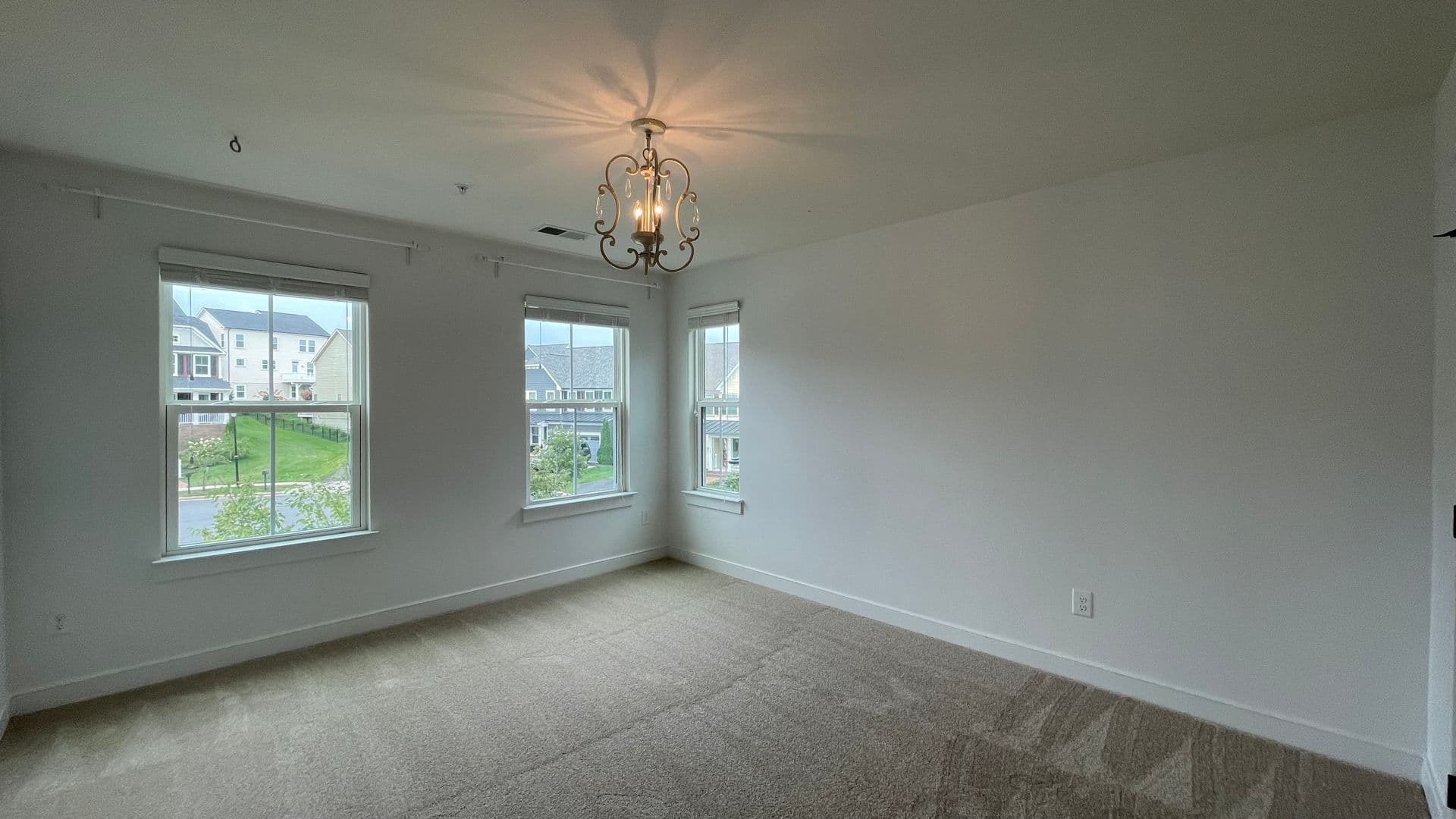 Dumfries House: 2309 Harmsworth Dr