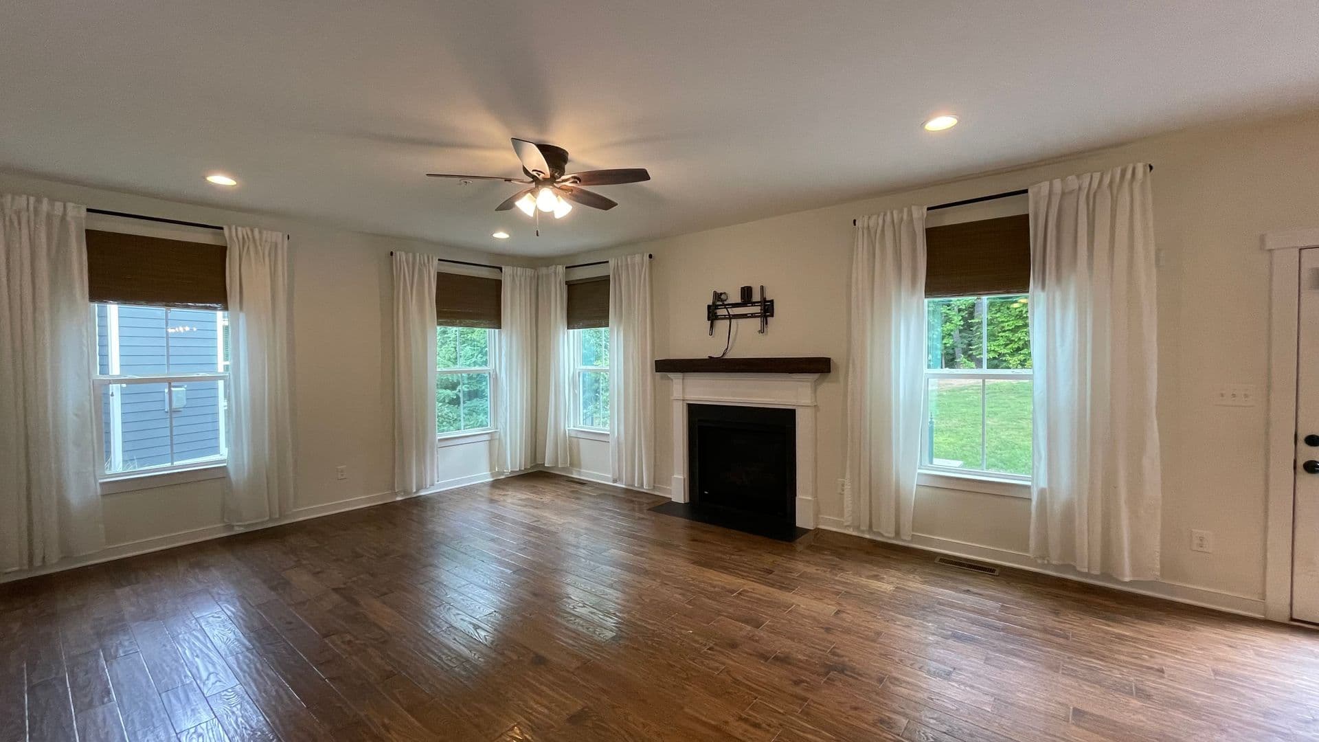 Dumfries House: 2309 Harmsworth Dr