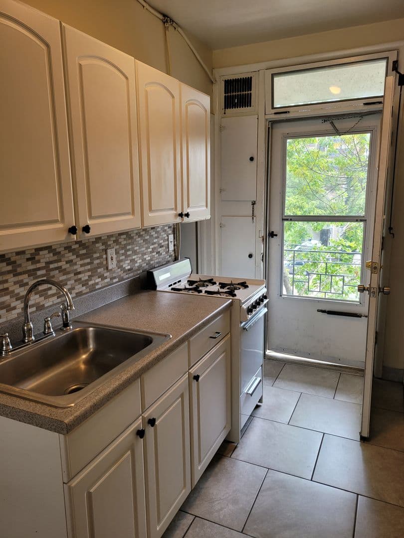 Milwaukee Apartment: 1026 E Lyon St