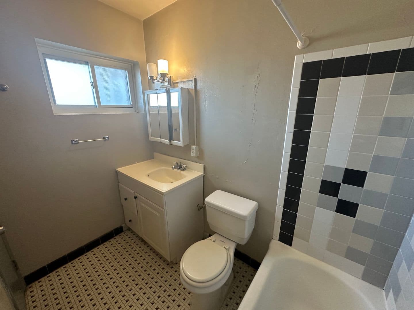 Milwaukee Apartment: 1026 E Lyon St