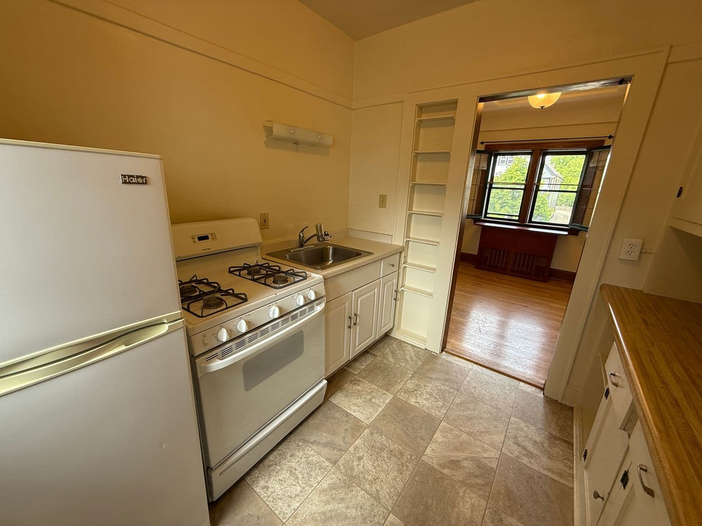 Milwaukee Apartment: 1628 N. Franklin Pl.