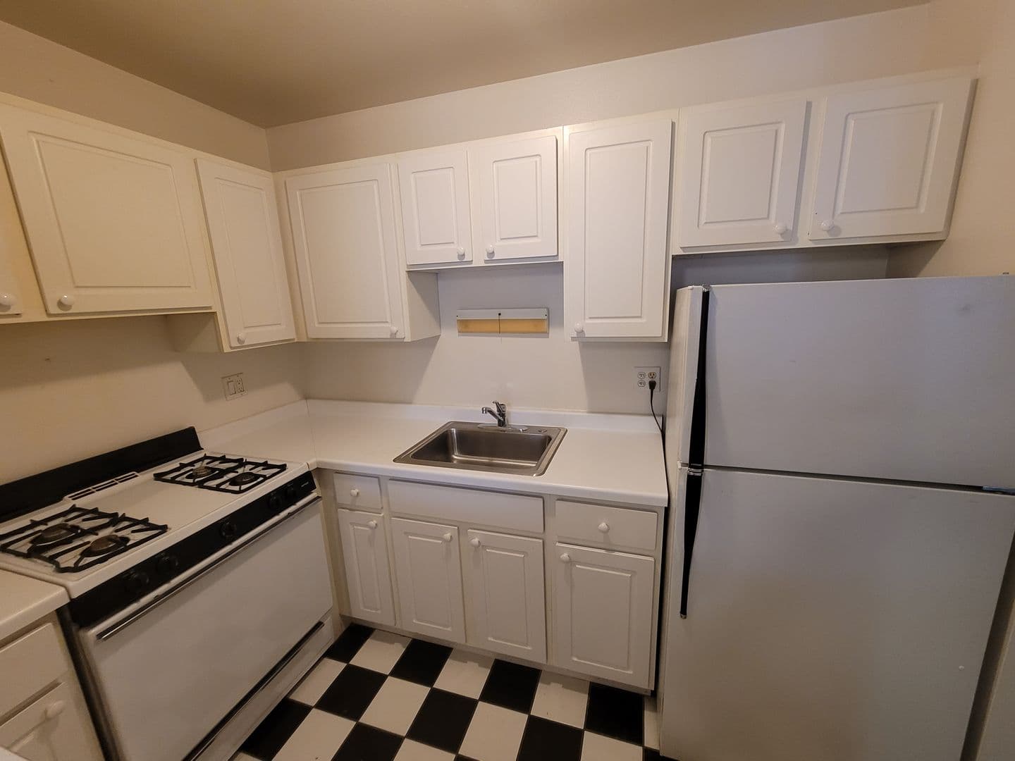 Milwaukee Apartment: 2535 N. Prospect Ave