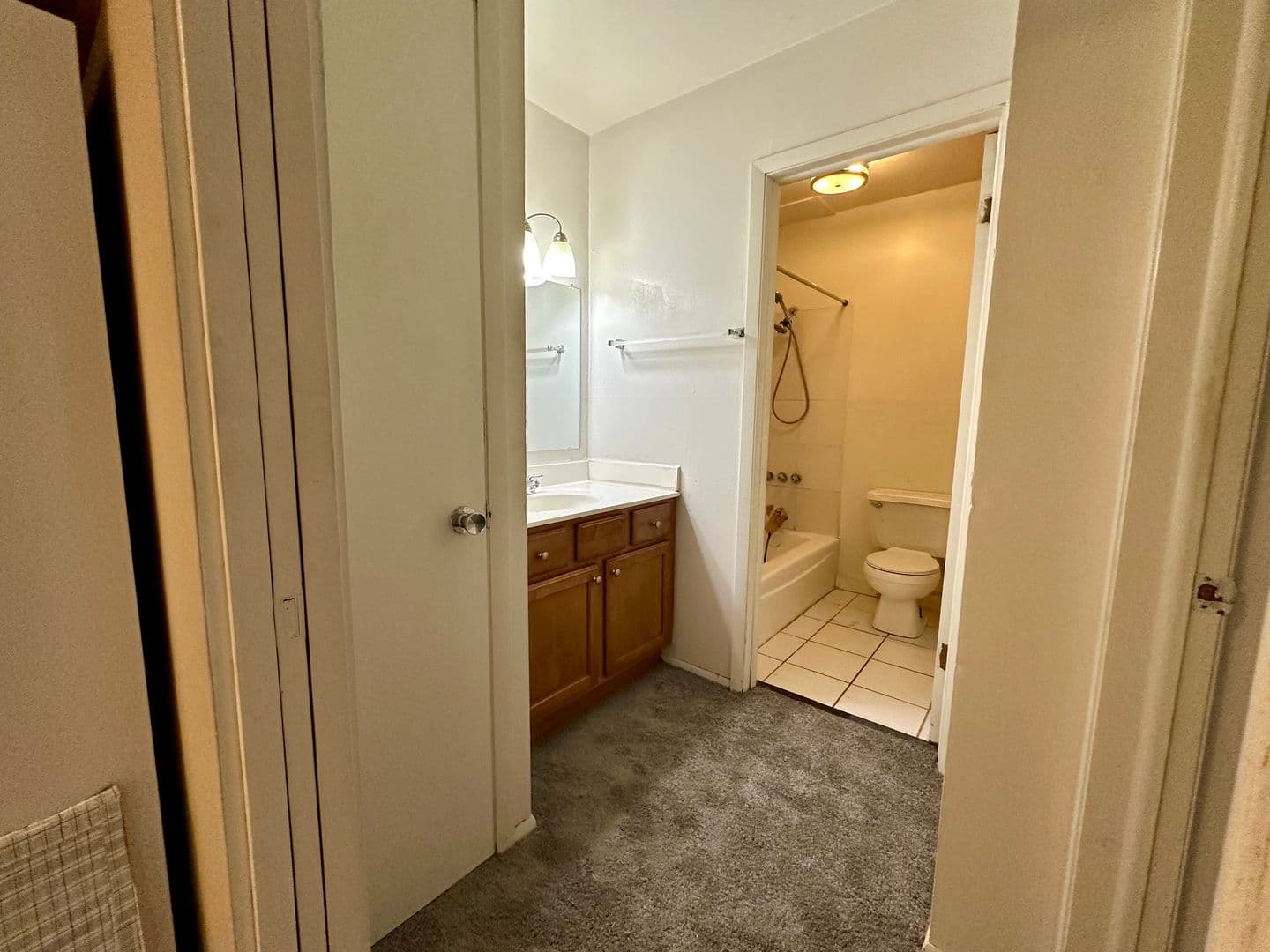 Milwaukee Apartment: 3069 N. Oakland Ave.