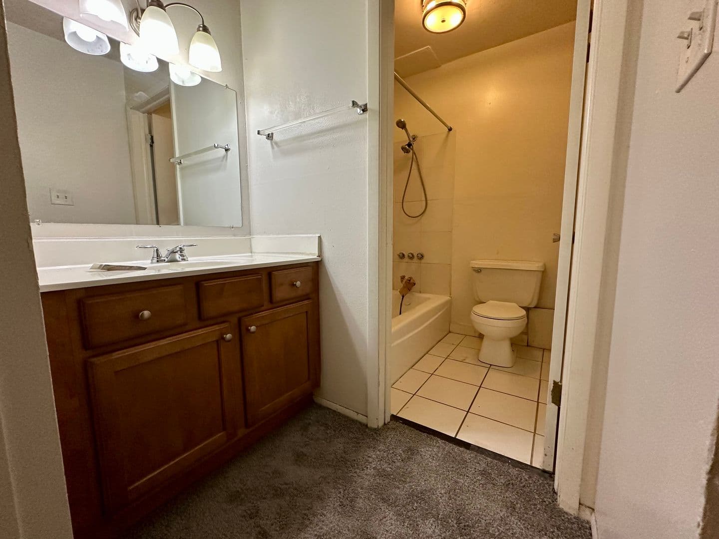 Milwaukee Apartment: 3069 N. Oakland Ave.