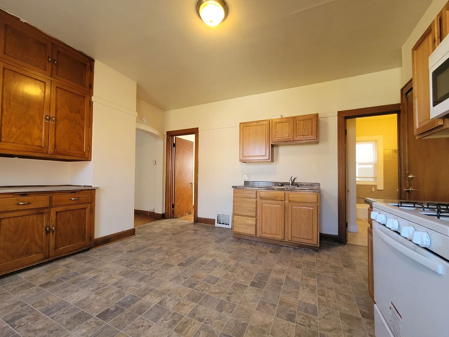 Milwaukee Apartment: 421-425 W. Washington St.