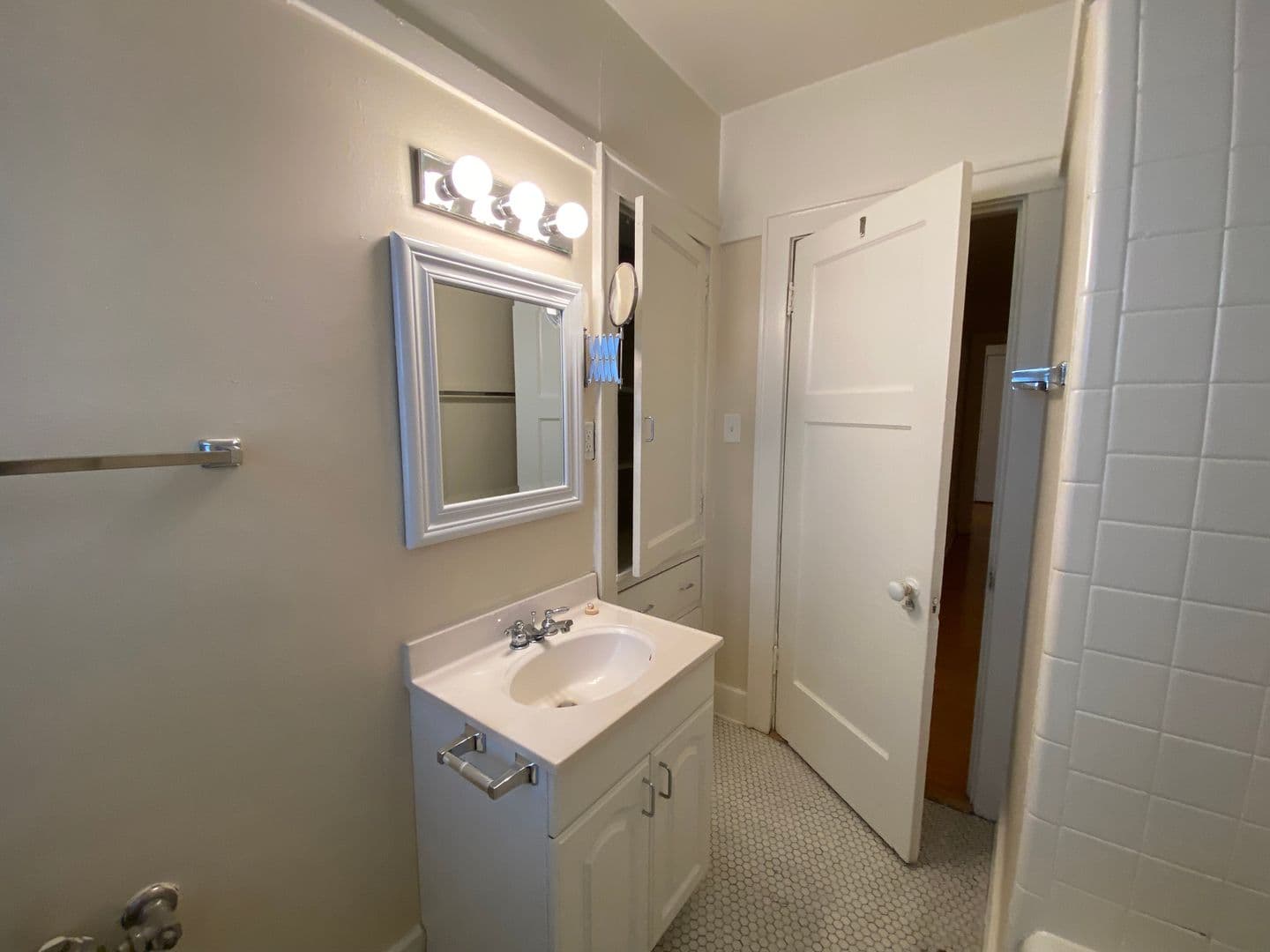 Milwaukee Apartment: 1915 N. Prospect Ave.