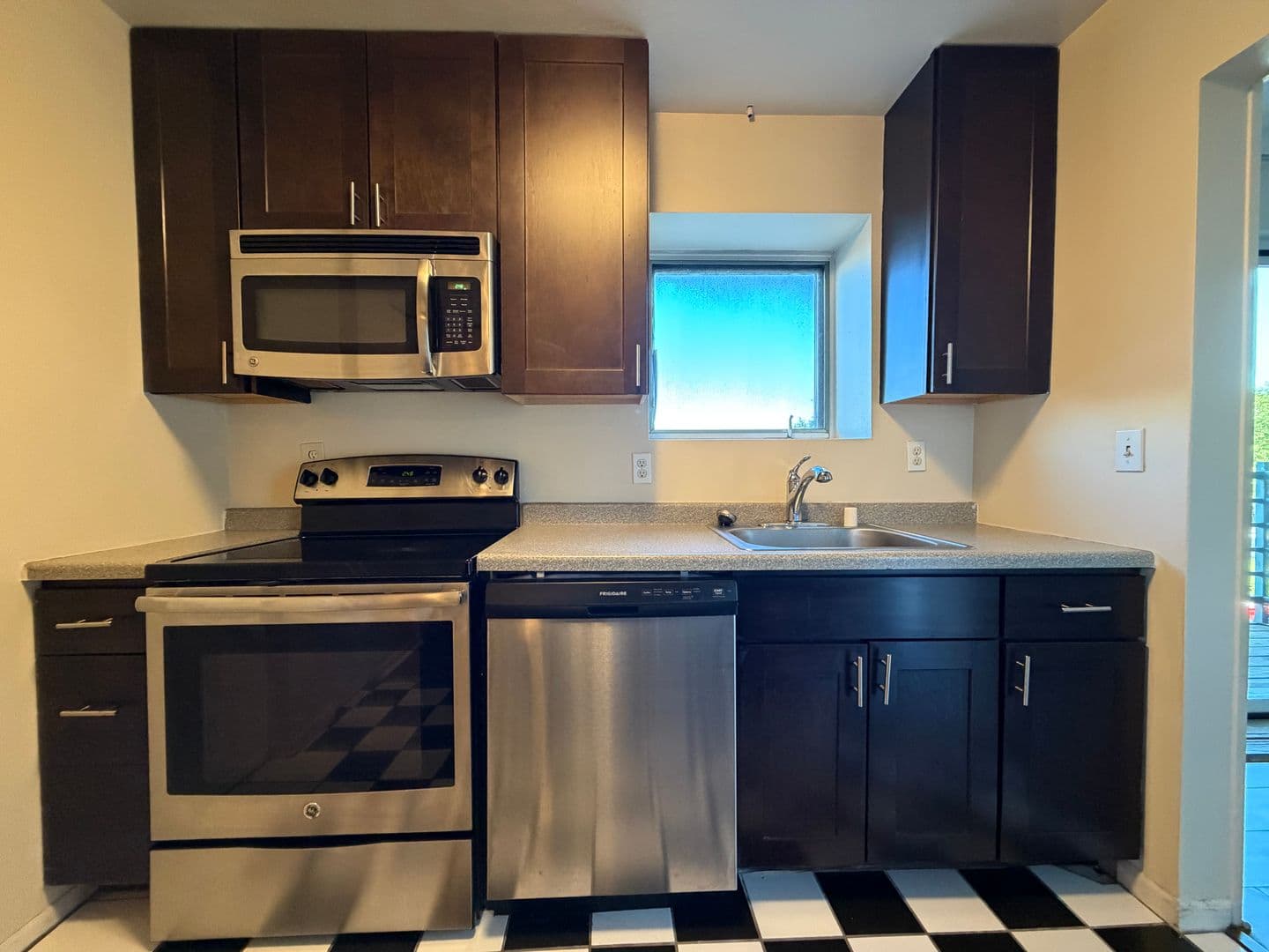 Milwaukee Apartment: 1321 N Franklin Pl