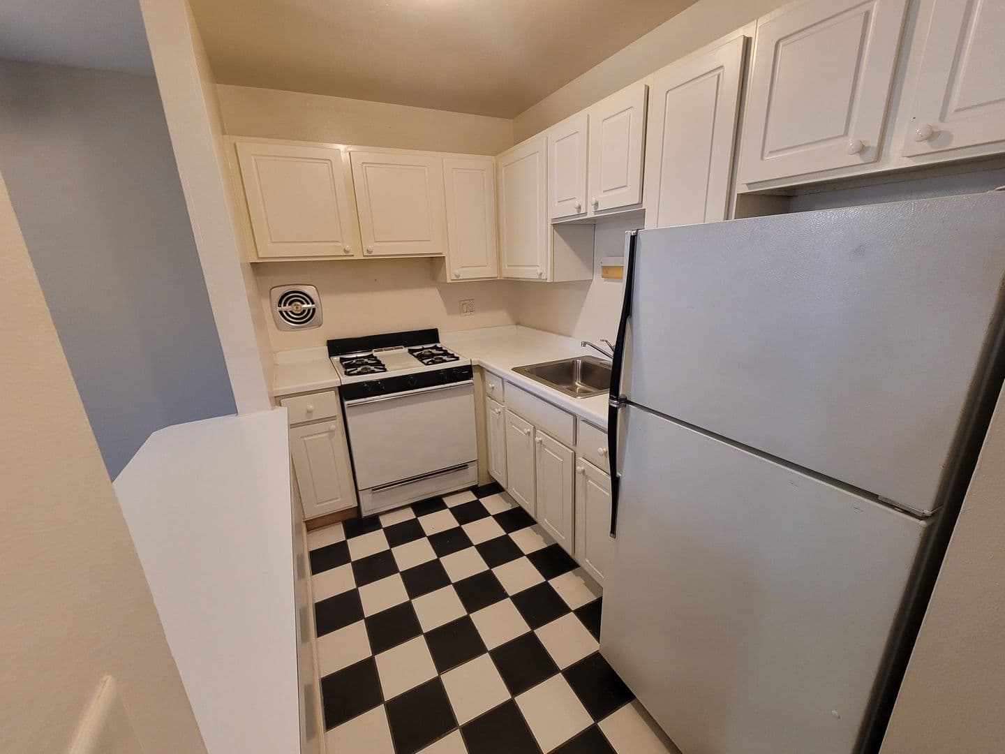 Milwaukee Apartment: 2535 N. Prospect Ave